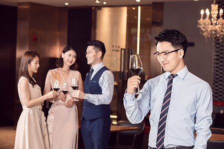 杯中光影，宴上欢言——聚会红酒与葡萄酒的选饮之道